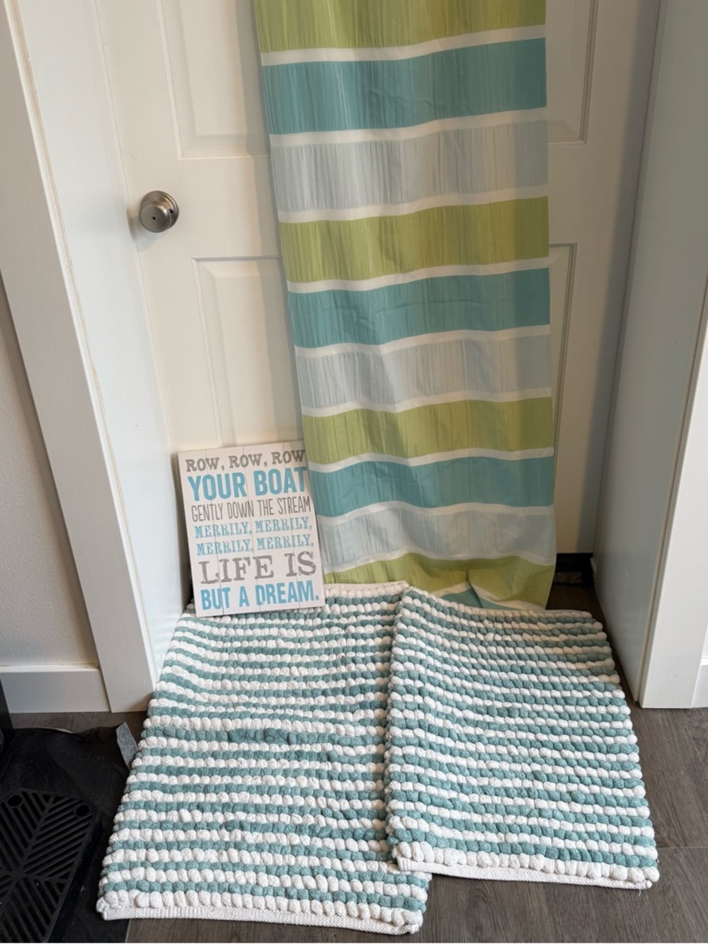 ❤️ CLOSET CLEAR OUT!! 🎉 Bathroom bundle: shower curtain, rugs, and wall hanging
